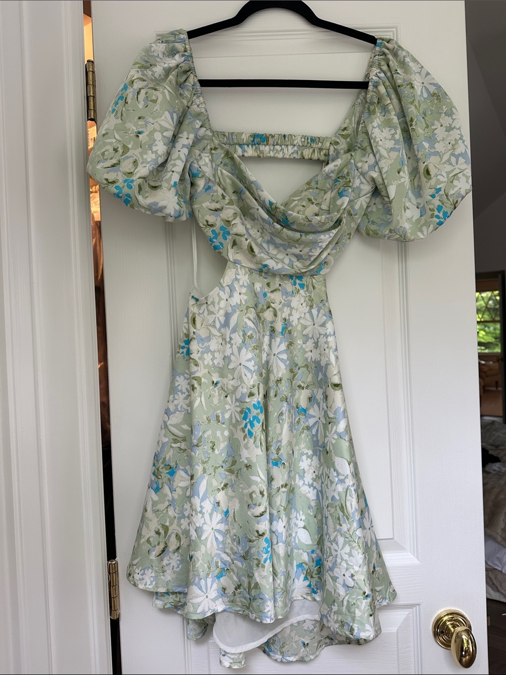 Floral Puff-Sleeve A-Line Dress in Light Green with cut out waist